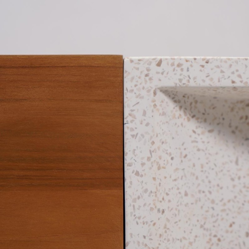 Hangwastafel van massief teakhout met witte terrazzowastafel - Trilochana