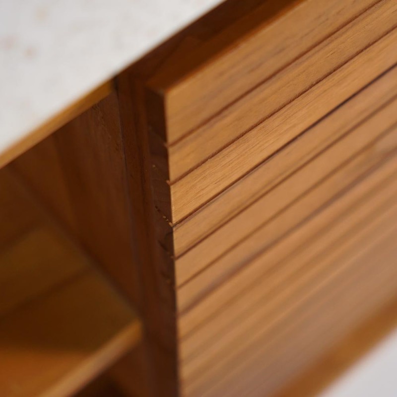 Hangwastafel van massief teakhout met witte terrazzowastafel - Balamani