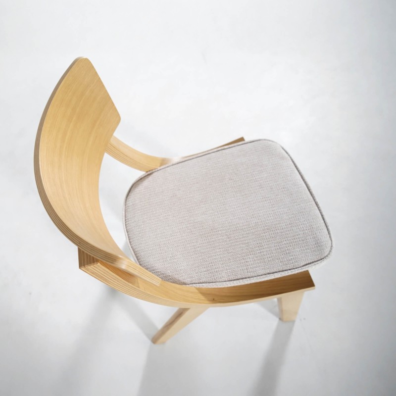 Eetkamerstoel in naturel eik en beige stof – Svea