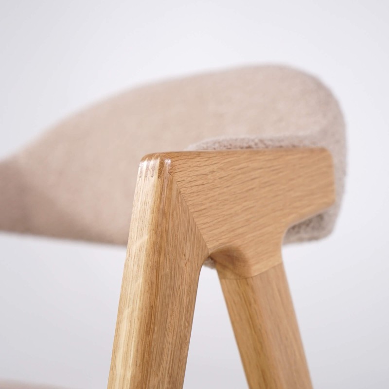 Stoel in natuurlijk hout en beige bouclé stof – Lykke