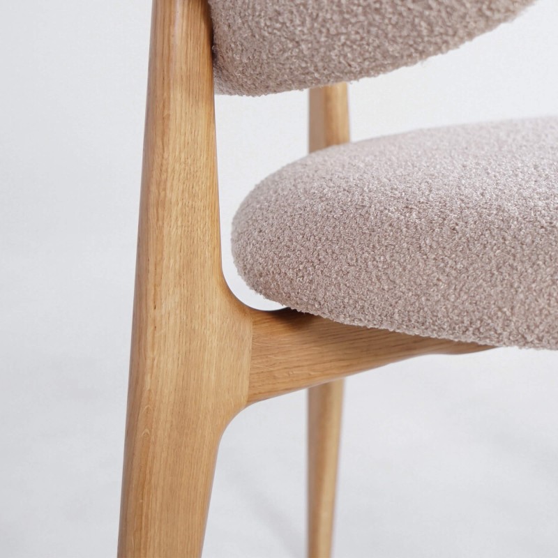 Stoel in massief eikenhout en beige stof – Lunna