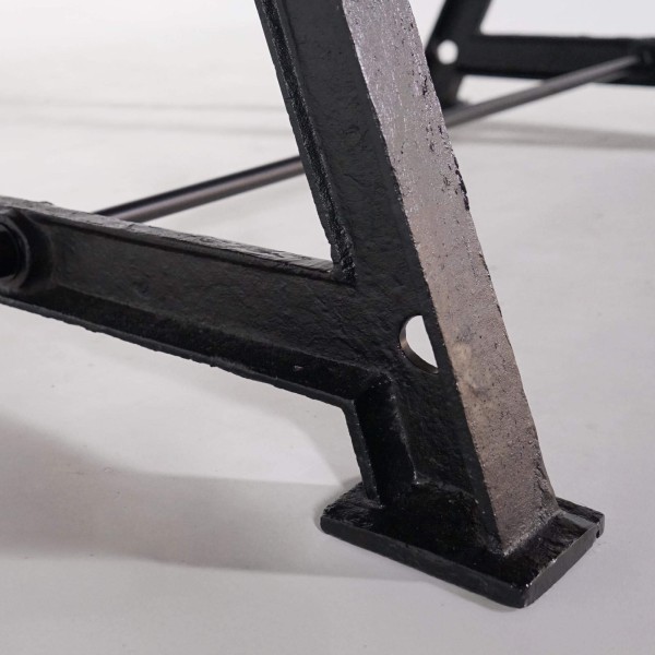 Eettafel in industriële stijl van massief hout met gietijzeren poten – Hudson