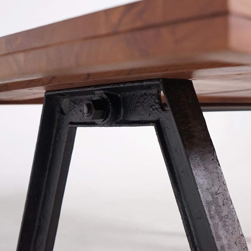 Eettafel in industriële stijl van massief hout met gietijzeren poten – Hudson