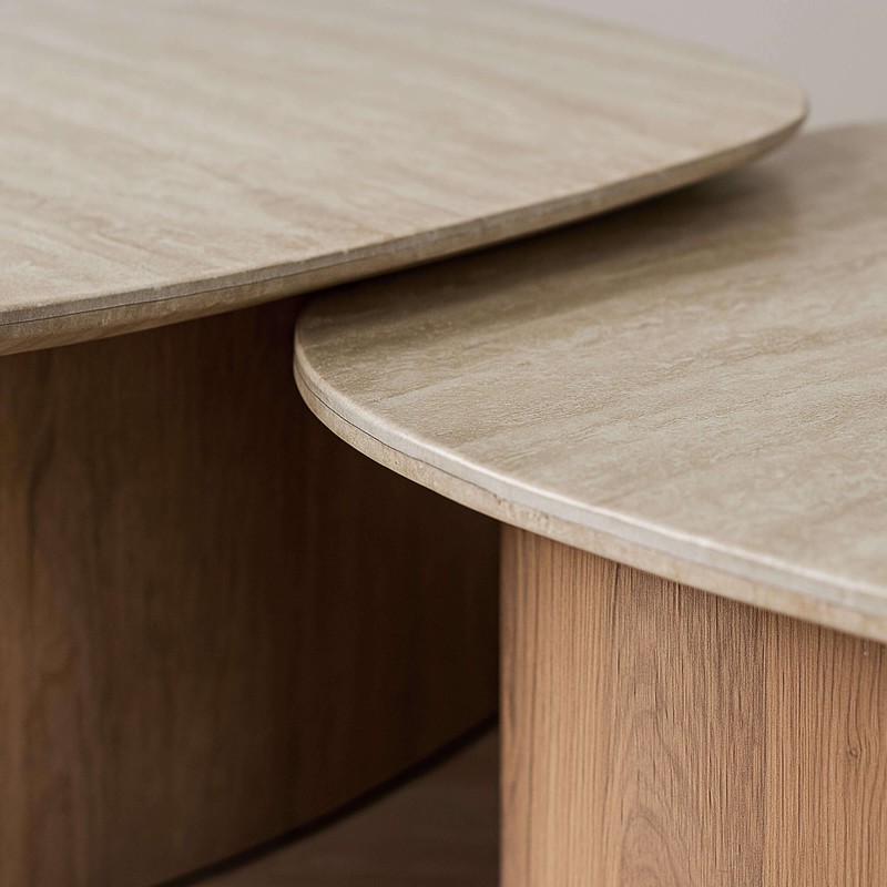 Set van 2 driehoekige salontafels in travertin-keramiek – Tavola