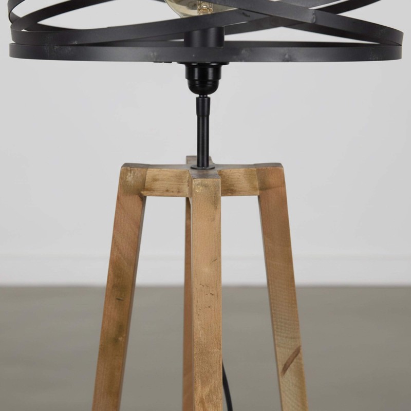 Industriële staande lamp voor de woonkamer in hout met gedraaid metalen lampenkap – Twist