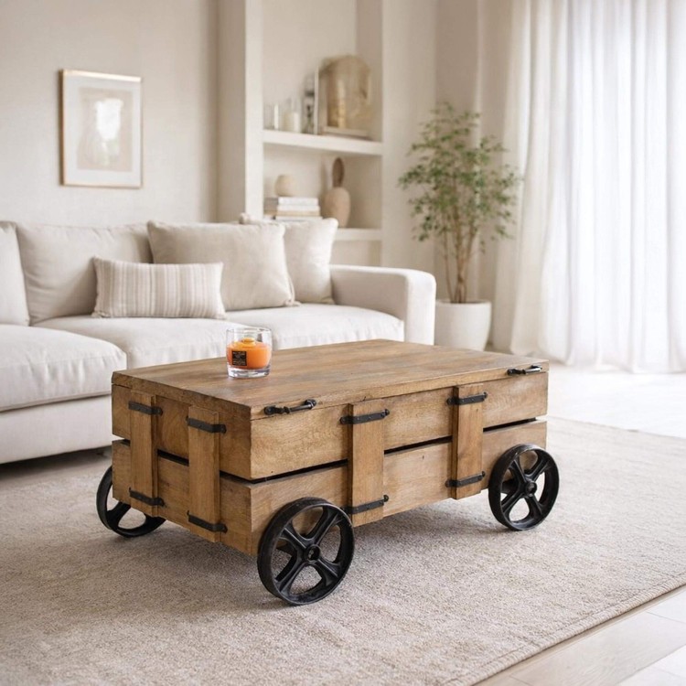 Salontafel in massief hout met metalen wieltjes en opbergkist
