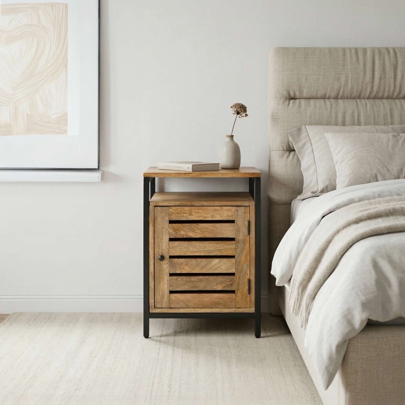 Nachtkastje van natuurlijk hout en metaal