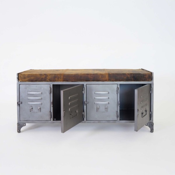 Ingangsbank in industriële stijl met metalen kastjes