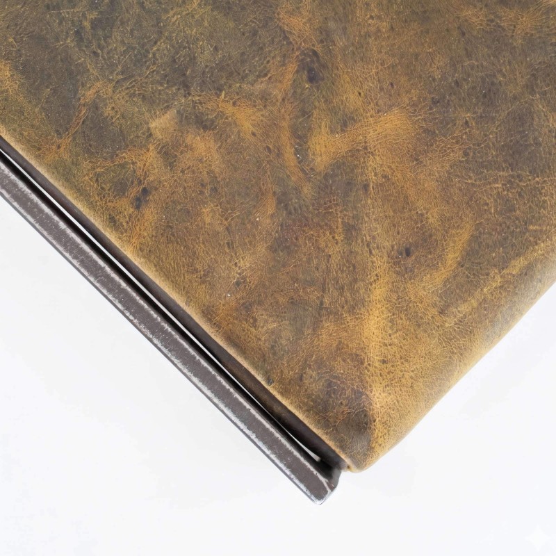 Ingangsbank in industriële stijl met metalen kastjes