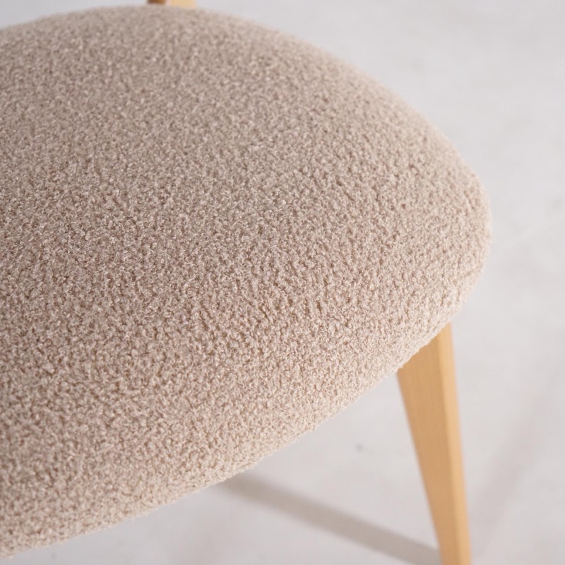 Stoel in massief beukenhout en beige stof – Lunna