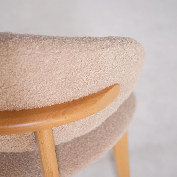 Stoel in massief beukenhout en beige stof – Lunna