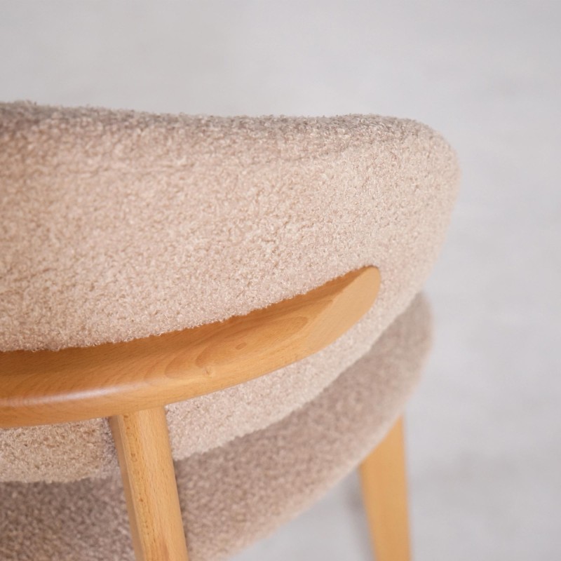 Stoel in massief beukenhout en beige stof – Lunna