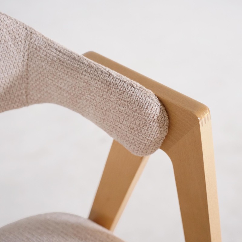 Stoel in natuurlijk hout en beige bouclé stof – Lykke