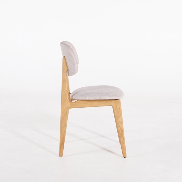 Stoel in massief eikenhout en beige stof – Skaga