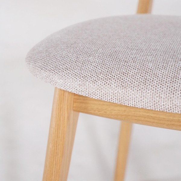 Stoel in massief eikenhout en beige stof – Skaga