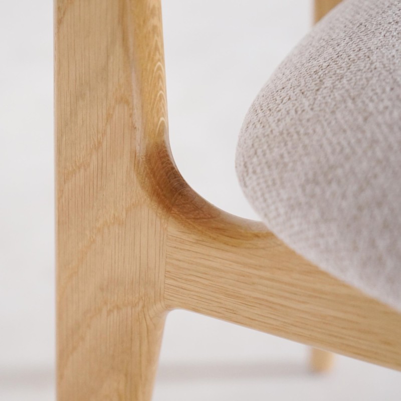 Stoel in massief eikenhout en beige stof – Skaga