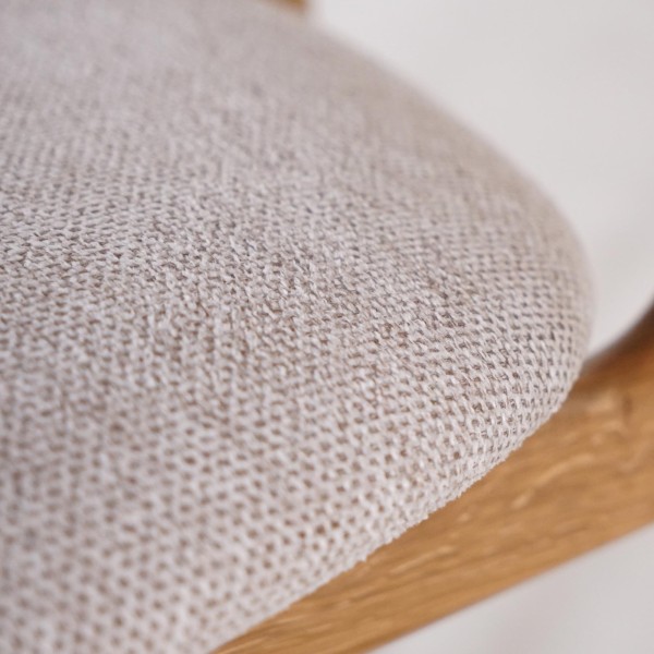 Stoel in massief eikenhout en beige stof – Skaga