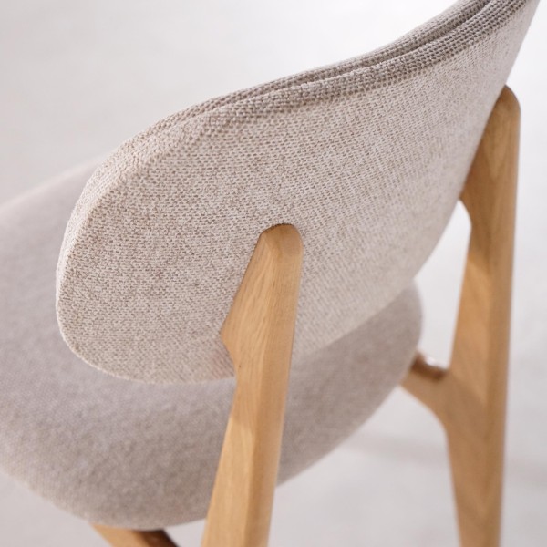 Stoel in massief eikenhout en beige stof – Skaga