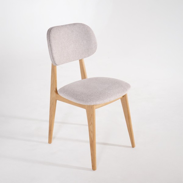 Stoel in massief eikenhout en beige stof – Skaga