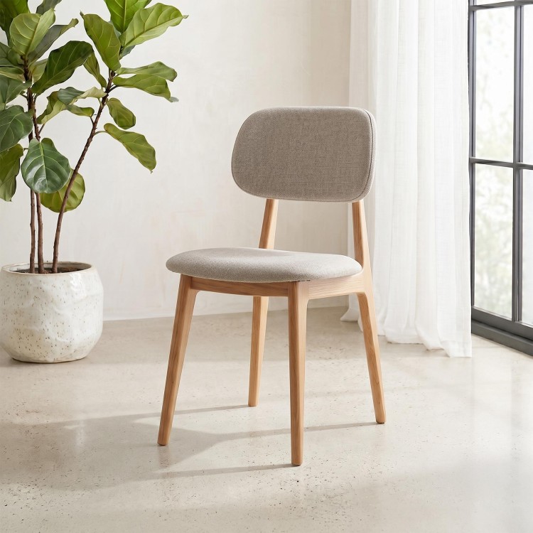 Stoel in massief eikenhout en beige stof – Skaga