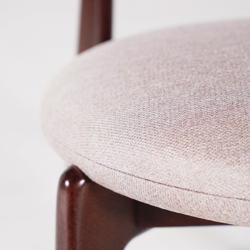 Eetkamerstoel in massief hout met walnootafwerking en beige stoffen bekleding - Svala