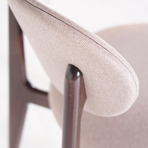 Eetkamerstoel in massief hout met walnootafwerking en beige stoffen bekleding - Svala