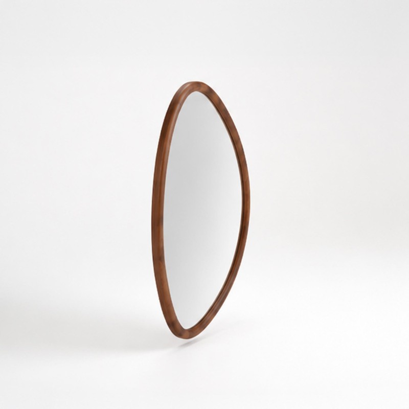 Design organische wandspiegel met massief houten frame 60 x 80 cm