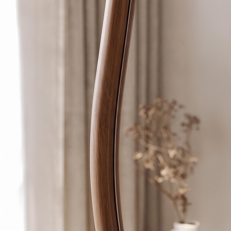 Design organische wandspiegel met massief houten frame 56 x 165 cm