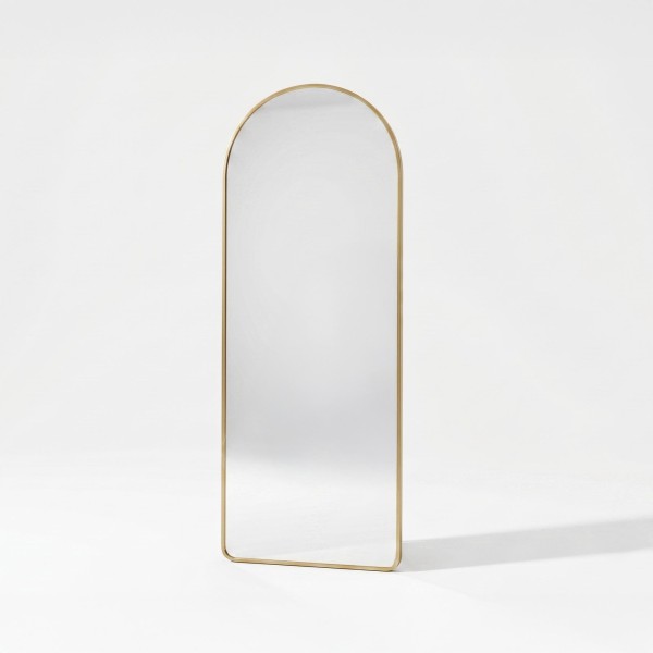 Grote staande boogspiegel met goudkleurig metalen frame 60 x 165 cm