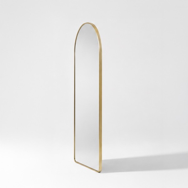 Grote staande boogspiegel met goudkleurig metalen frame 60 x 165 cm