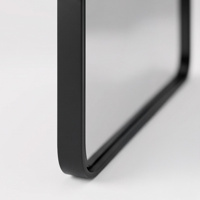 Rechthoekige badkamerspiegel met zwart metalen frame 70 x 90 cm