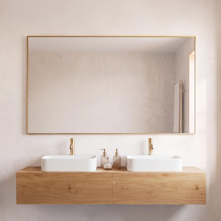 Grote rechthoekige badkamerspiegel voor wandmontage met goudkleurig metalen frame 120 x 75 cm