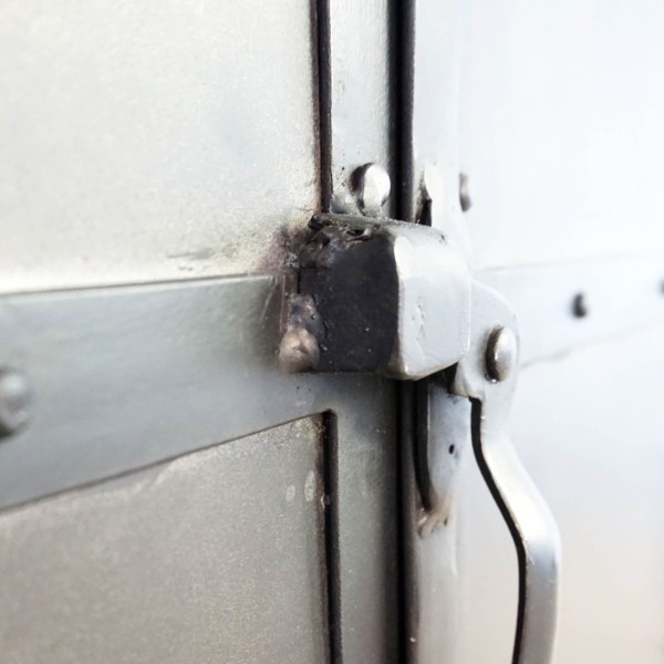 Klein houten en metalen dressoir - Brooklyn