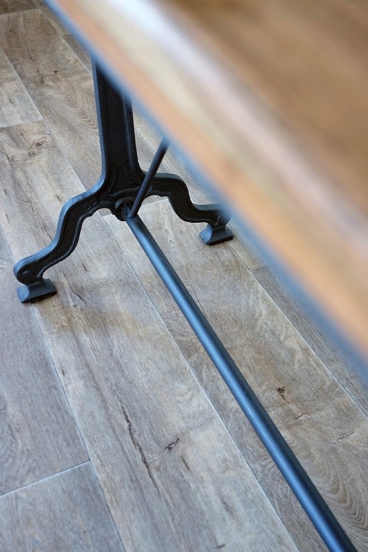 Industriële console van hout en metaal