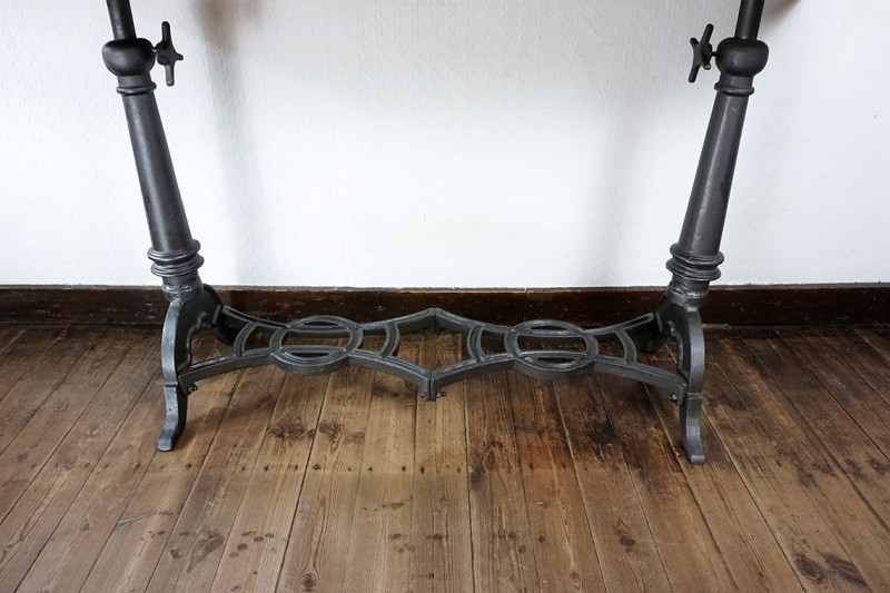Metalen en teakhouten industriële console