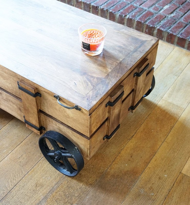 Salontafel in massief hout met metalen wieltjes en opbergkist