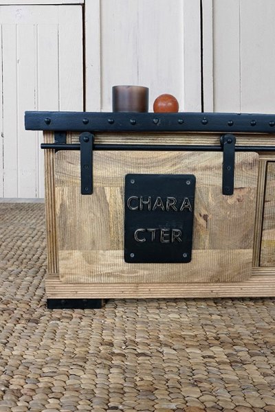 Lage tafel "Live With Character"