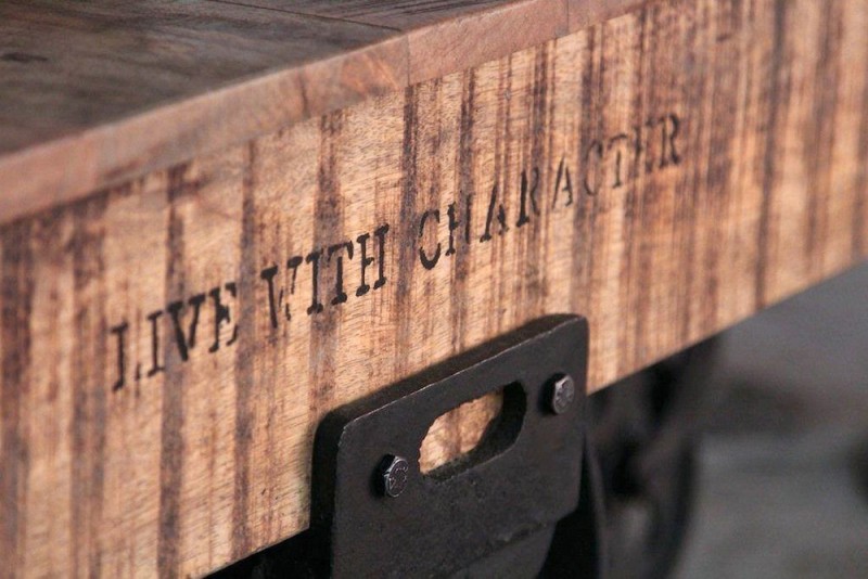 Industriële salontafel in massief hout met metalen wielen