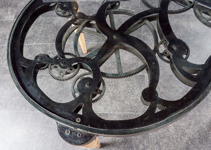Industrieel bureau met raderwerk