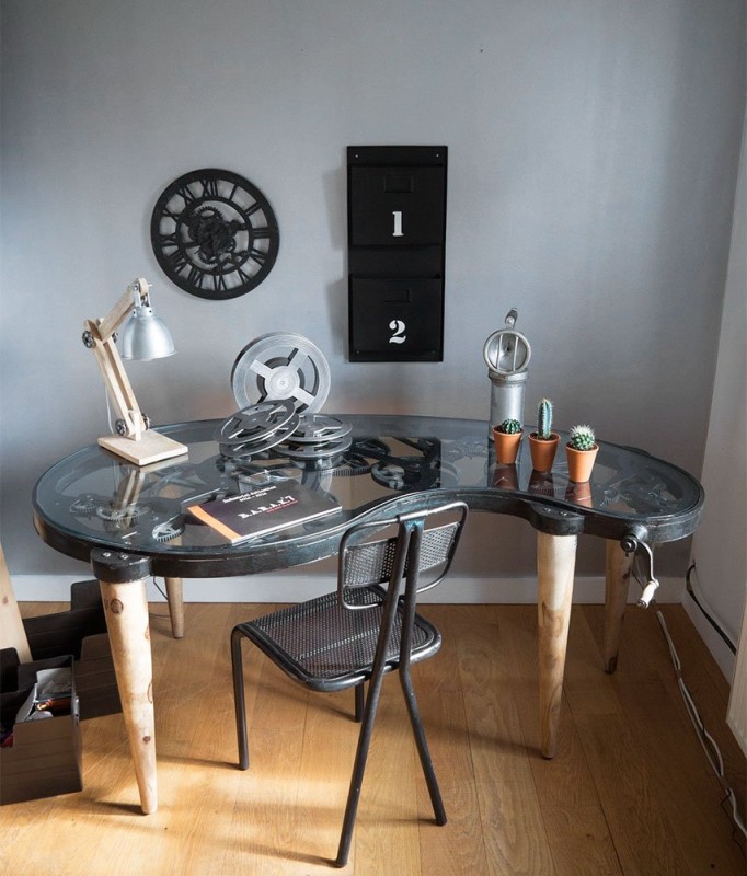 Industrieel bureau met raderwerk