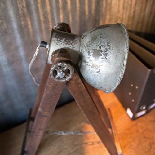 Industriële schraaglamp