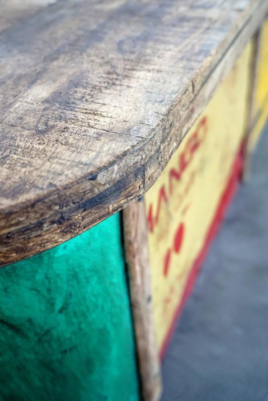 Bank van gerecycleerd metaal en hout