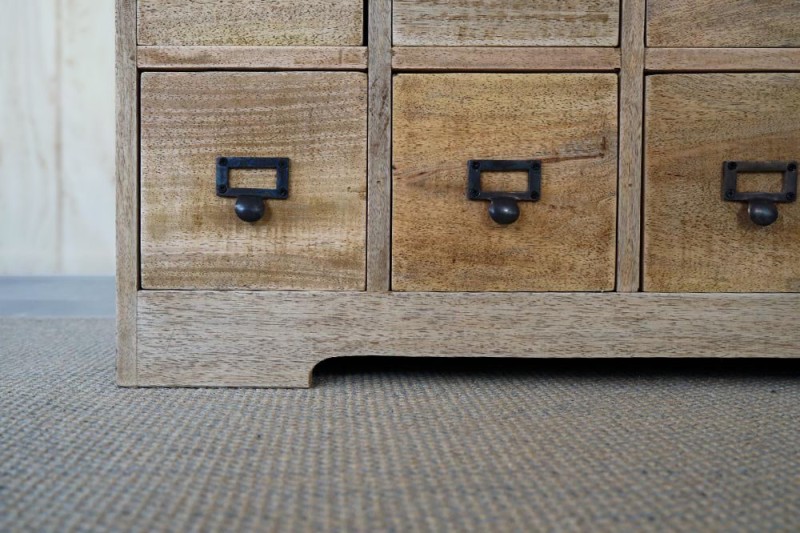 Massief houten opbergmeubel met laden