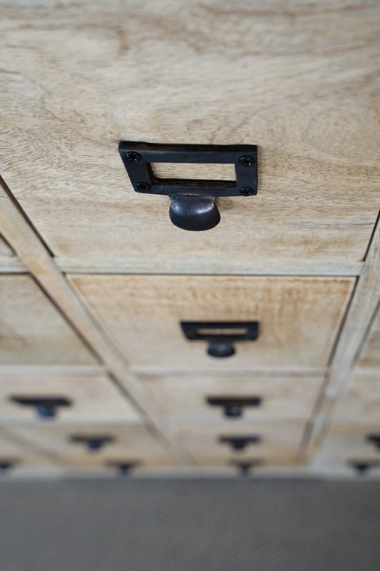 Massief houten opbergmeubel met laden