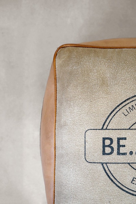 Industriële poef in leer "Be Yourself"