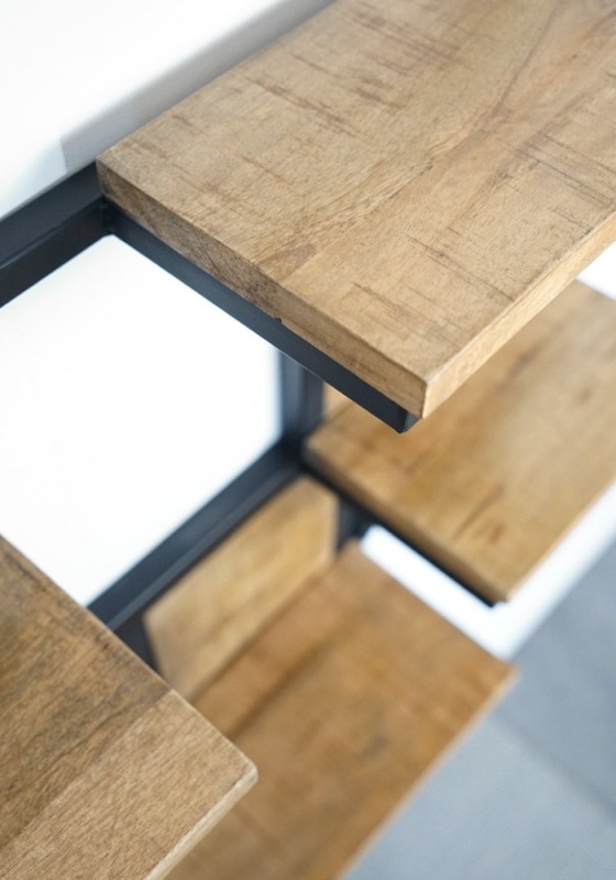 Rond industrieel rek van metaal en hout